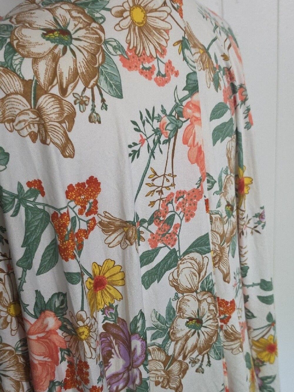 Wallpapher Floral Kimono Cardigan in White with Lavender Trim - Picture 4 of 6